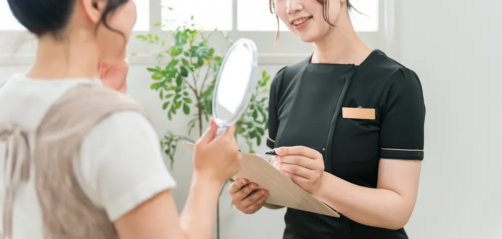 サロンでお客様にホームケア商品を提案している様子